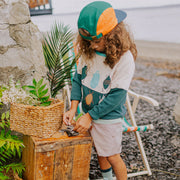 Short coupe décontractée en denim rayé beige/crème, enfant || Relaxed fit shorts in stretch beige/cream stripe denim, child