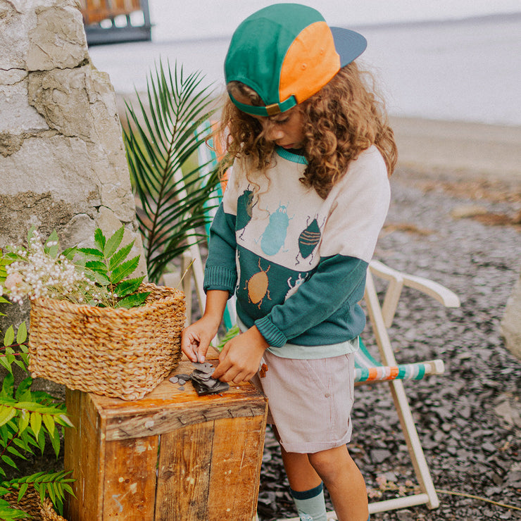 Short coupe décontractée en denim rayé beige/crème, enfant || Relaxed fit shorts in stretch beige/cream stripe denim, child