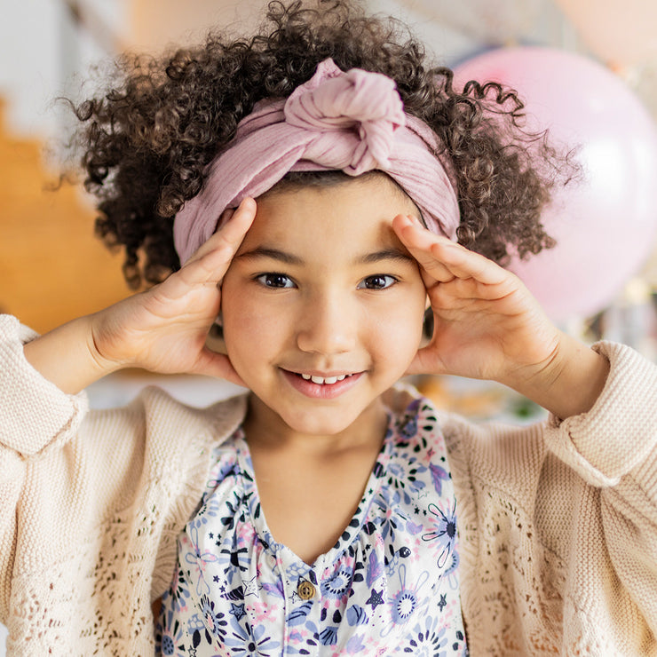Robe coupe ajustée/évasée blanche avec motif floral en viscose, enfant || Slim fit flared white dress with floral print in viscose, child 