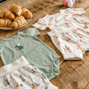 Look du cache-couche vert avec illustration de lapins, bébé