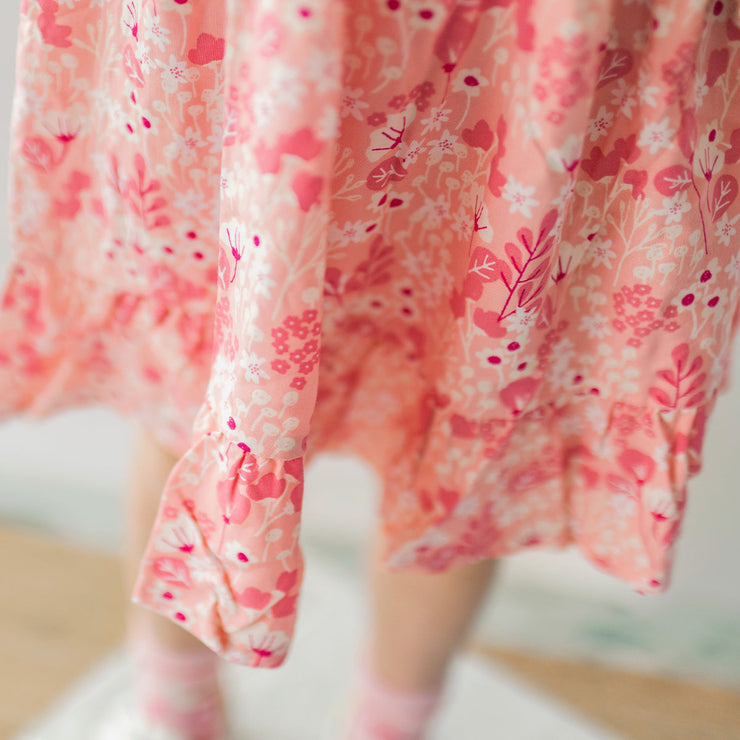 Zoom de l'imprimé de la robe rose à motif floral, enfant