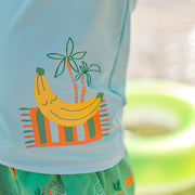 Détail du t-shirt de bain bleu avec illustration, enfant