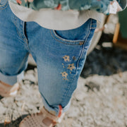 Pantalon coupe étroite en denim extensible avec broderies de fleurs, bleu pâle, bébé || Light blue stretch denim pants with flower embroidery, slim fit, baby 