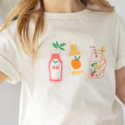 Photo d'un enfant portant le t-shirt crème avec illustration fruitée, enfant