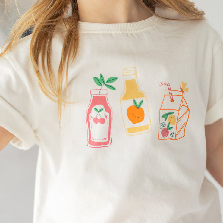 Photo d'un enfant portant le t-shirt crème avec illustration fruitée, enfant