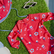 Look du maillot de bain une pièce rouge à motifs, bébé