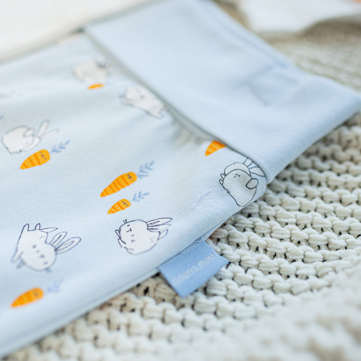 Pantalon évolutif bleu avec motif de lapins en jersey extensible, bébé || Blue evolutive pants with bunnies print in stretch jersey, baby