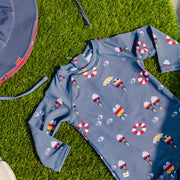 Look du maillot de bain une pièce bleu marine à motifs, bébé