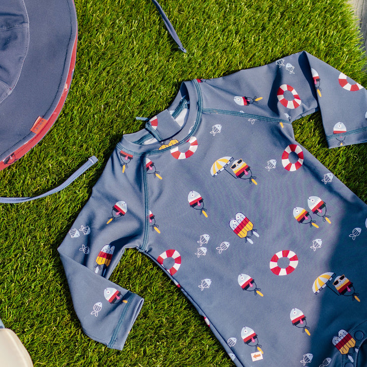 Look du maillot de bain une pièce bleu marine à motifs, bébé