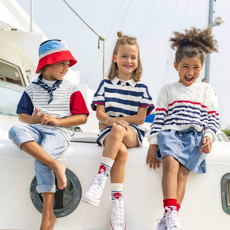 Look du t-shirt crème et bleu à rayures et illustration, enfant