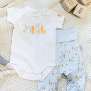 Pantalon évolutif bleu avec motif de lapins en jersey extensible, bébé || Blue evolutive pants with bunnies print in stretch jersey, baby