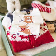 Zoom détails du cardigan rouge en tricot avec motifs jacquard, naissance