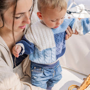 Chandail de tricot crème et bleu effet patchwork, naissance