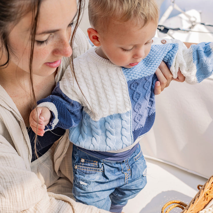 Chandail de tricot crème et bleu effet patchwork, naissance
