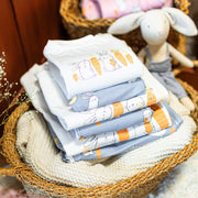 Cache-couche crème avec illustration de lapins en jersey extensible, bébé || Cream bodysuit with bunnies illustration in stretch jersey, baby