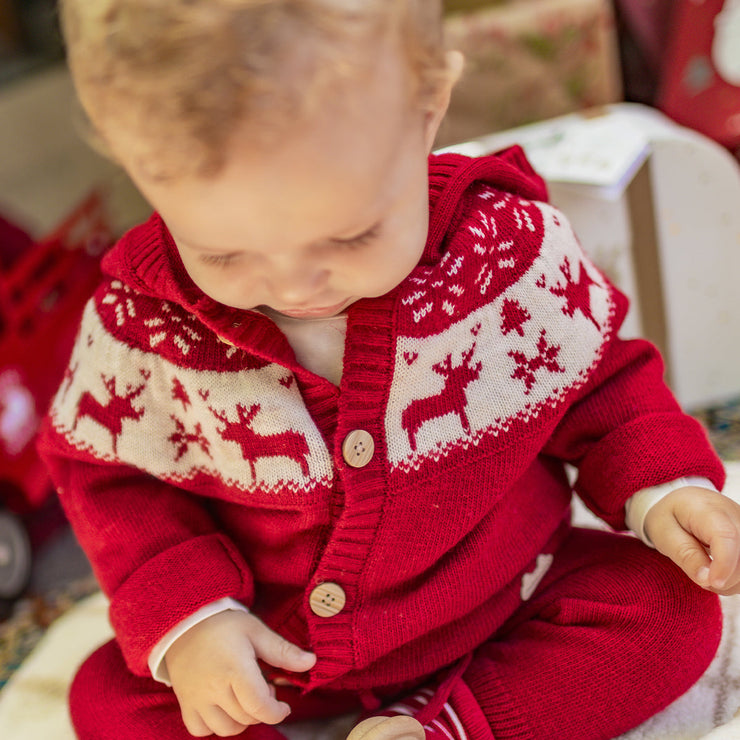 Photo d'un bébé portant le cardigan rouge en tricot avec motifs jacquard, naissance