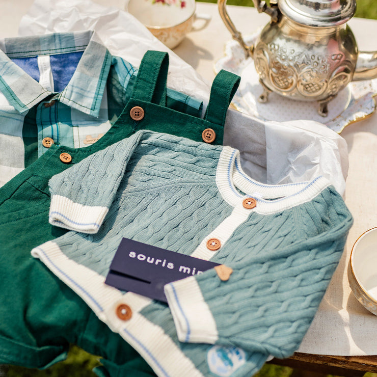 Cardigan en tricot turquoise cendré avec torsades verticales, naissance