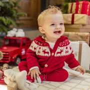 Photo d'un bébé portant le cardigan rouge en tricot avec motifs jacquard, naissance