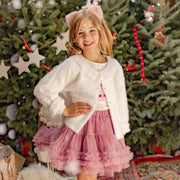 Photo d'un enfant portant le cardigan blanc pelucheux, enfant