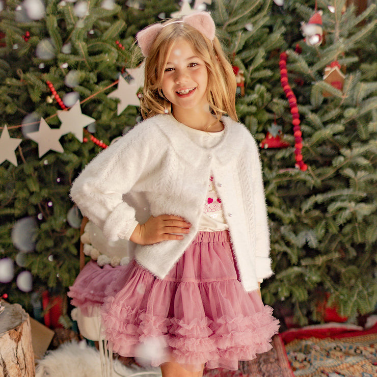 Photo d'un enfant portant le cardigan blanc pelucheux, enfant