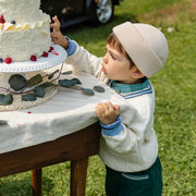 Look du cardigan en tricot crème avec torsades verticales, bébé
