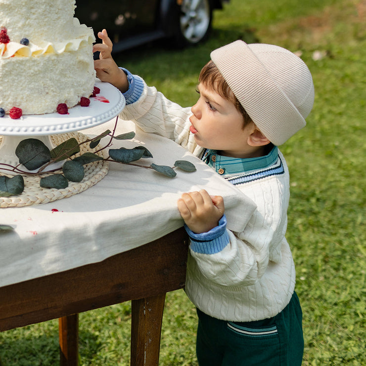 Look du cardigan en tricot crème avec torsades verticales, bébé