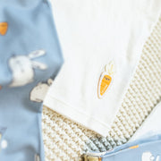 Pyjama deux-pièces bleu et crème à motif de poules et de lapins, bébé || Cream and bleu two-pieces pajama with bunnies and chickens print, baby