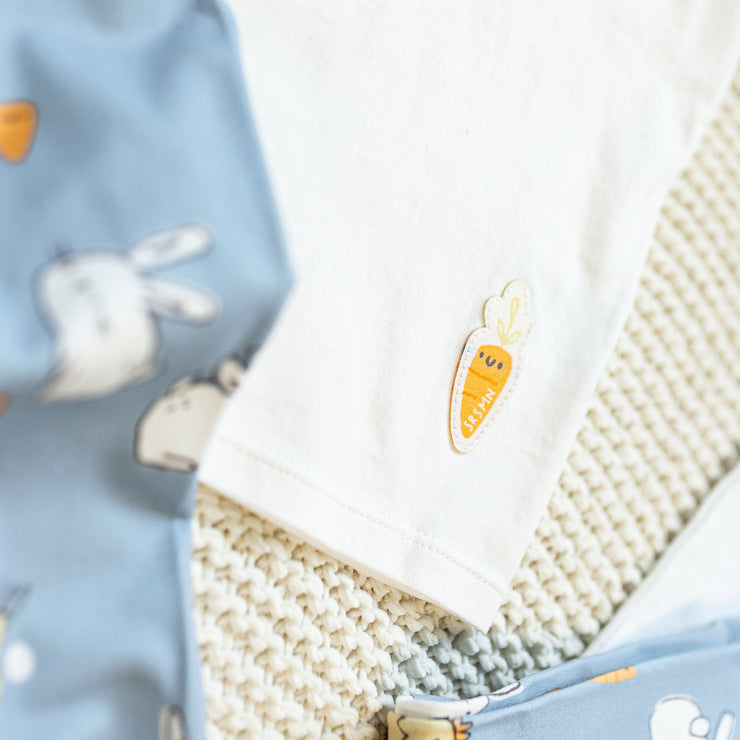 Pyjama deux-pièces bleu et crème à motif de poules et de lapins, enfant || Cream and bleu two-pieces pajama with bunnies and chickens print, child