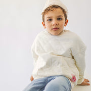 Photo d'un enfant portant le chandail crème en jersey matelassé, enfant