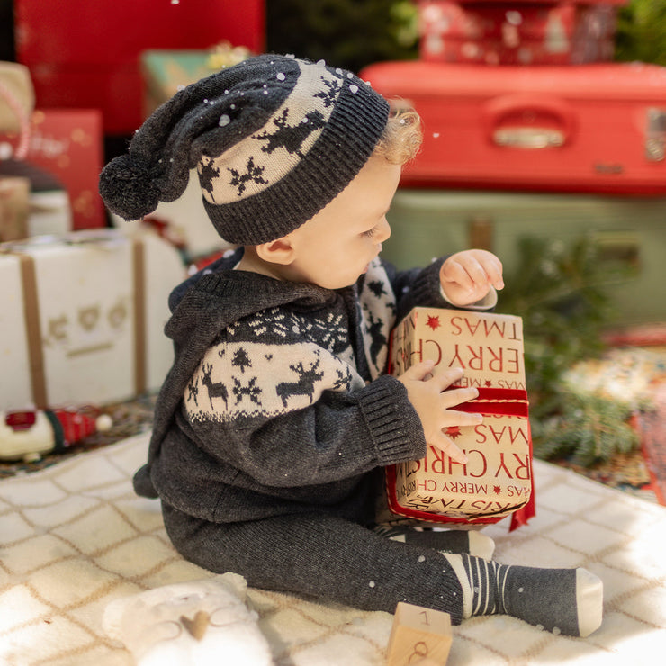 Photo d'un bébé portant le bonnet gris à motifs jacquard, naissance