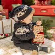 Photo d'un bébé portant le cardigan gris en tricot avec motifs jacquard, naissance