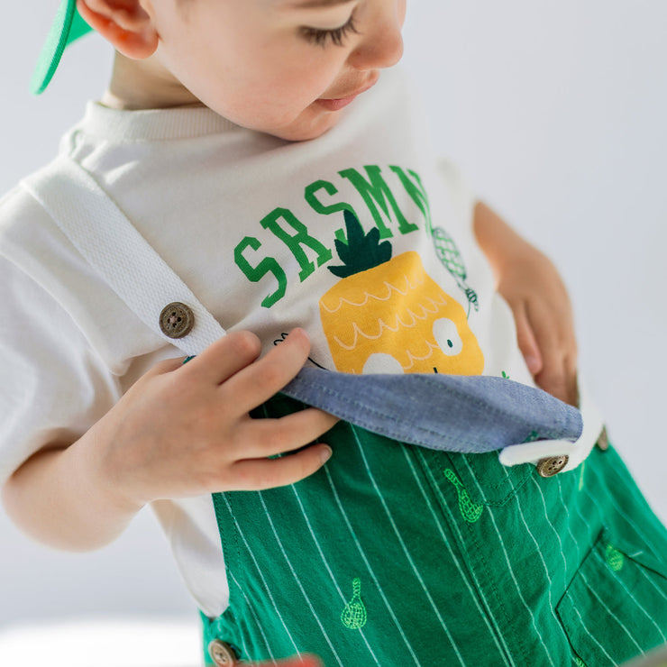 Détails de la salopette verte à rayures et motifs, bébé