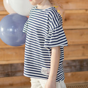 T-shirt à manches courtes de coupe décontractée blanc et marine rayé, enfant || White and navy striped short sleeves relaxed fit t-shirt, child