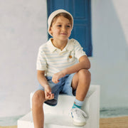 Photo d'un enfant portant le polo crème et bleu en tricot à rayures, enfant