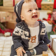 Photo d'un bébé portant le cardigan gris en tricot avec motifs jacquard, naissance