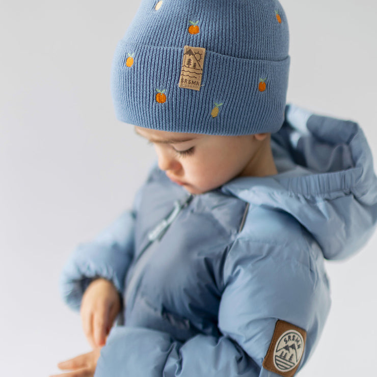 Tuque bleue en tricot avec broderies fruitées, bébé