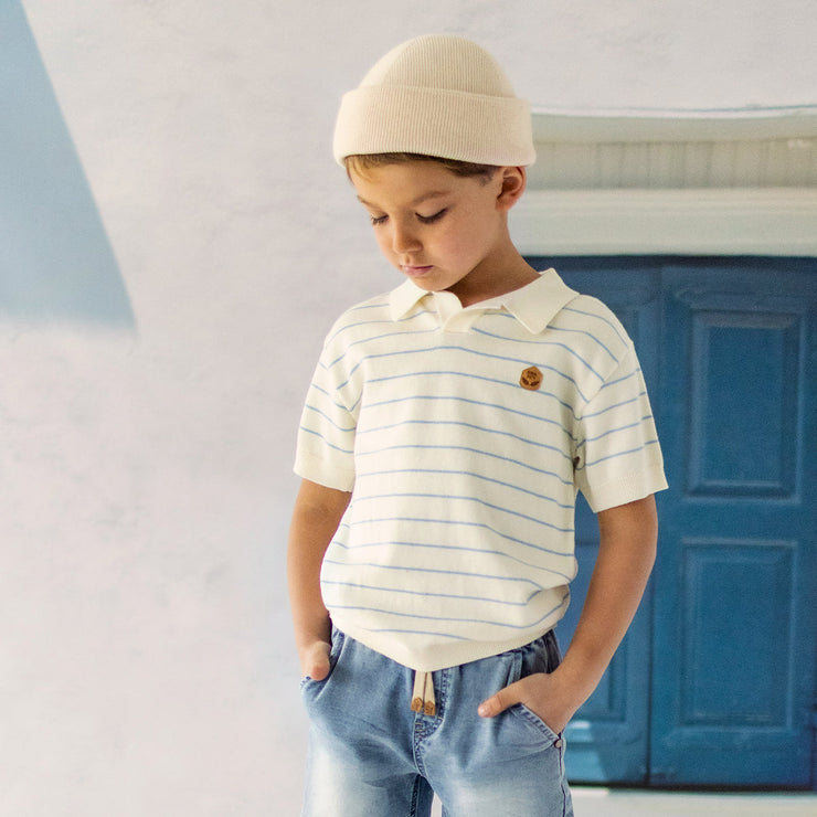 Photo d'un enfant portant le polo crème et bleu en tricot à rayures, enfant