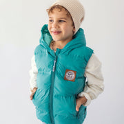 Look de la veste doudoune sans manches turquoise à capuchon, enfant