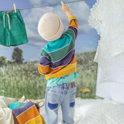 Look de dos du jean bleu pâle avec poches contrastantes, bébé