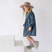 Robe coupe régulière/évasée à manches longues avec effet plissé en denim léger, bleu foncé, enfant