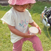 Look du t-shirt crème avec volants et illustration, bébé