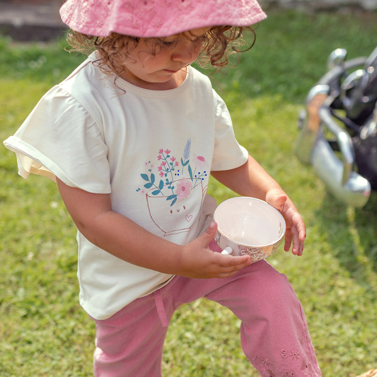 Look du t-shirt crème avec volants et illustration, bébé
