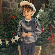 Photo d'un enfant portant le polo gris en tricot avec rayures, enfant
