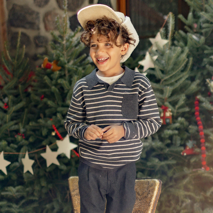Photo d'un enfant portant le polo gris en tricot avec rayures, enfant