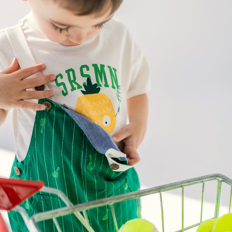 Détails de la salopette verte à rayures et motifs, bébé