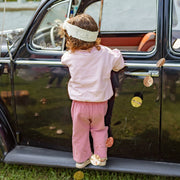 Look du pantalon rose avec broderie anglaise, bébé