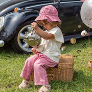 Look du chapeau cloche rose cendré avec broderie anglaise, bébé