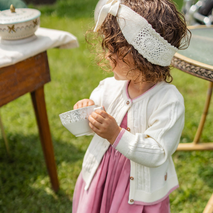 Look du cardigan en tricot crème avec torsades verticales, bébé