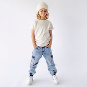 Pantalon coupe régulière avec poche cargo en denim extensible, bleu pâle, enfant || Regular-fit pants with cargo pockets in light blue stretch denim, child