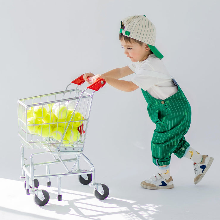 Look de la salopette verte à rayures et motifs, bébé